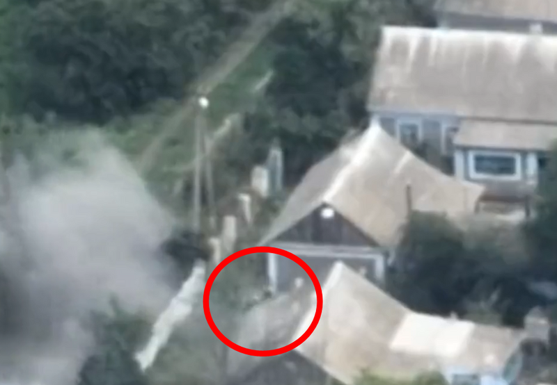军事史作者兼研究员欧文（Chris Owen）指出，这辆T-72B3遭反战车武器击中时，车长似乎位于砲塔，殉爆引起的冲击波将车长炸飞，最后落在一旁的民宅上（红圈为车长）。（图撷取自ChrisO_wiki推特）(photo:LTN)