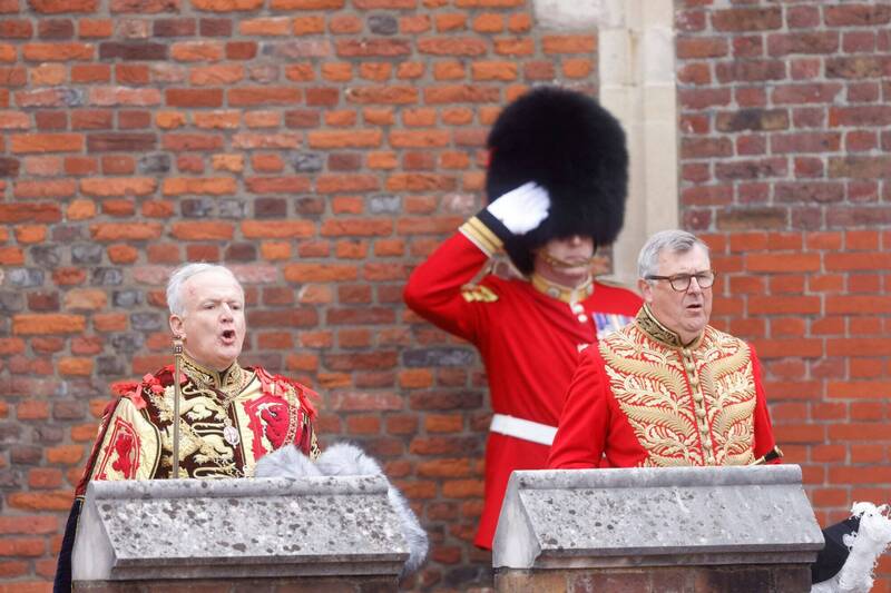 英国国王查尔斯三世在登基会议后正式即位，会议结束后，嘉德纹章官怀特在其他身穿金红色官服的纹章官陪同下，大声朗读「首要诏书」，宣告查尔斯三世成为国王。（路透）(photo:LTN)