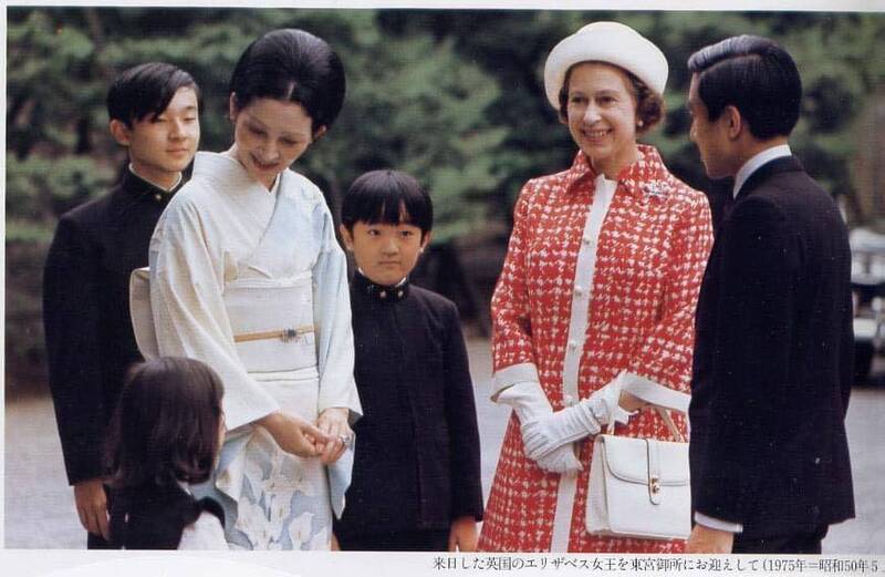 矢板明夫也分享，当时英国女王和日本皇室言谈甚欢。图左为美智子皇太子妃，在其后方为德仁天皇。（图撷自矢板明夫脸书）(photo:LTN)