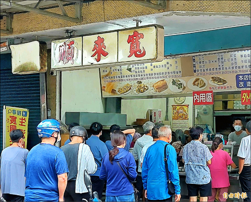 高雄家庭飲食費占比六都最高，餐飲名店常大排長龍。（記者侯承旭攝）