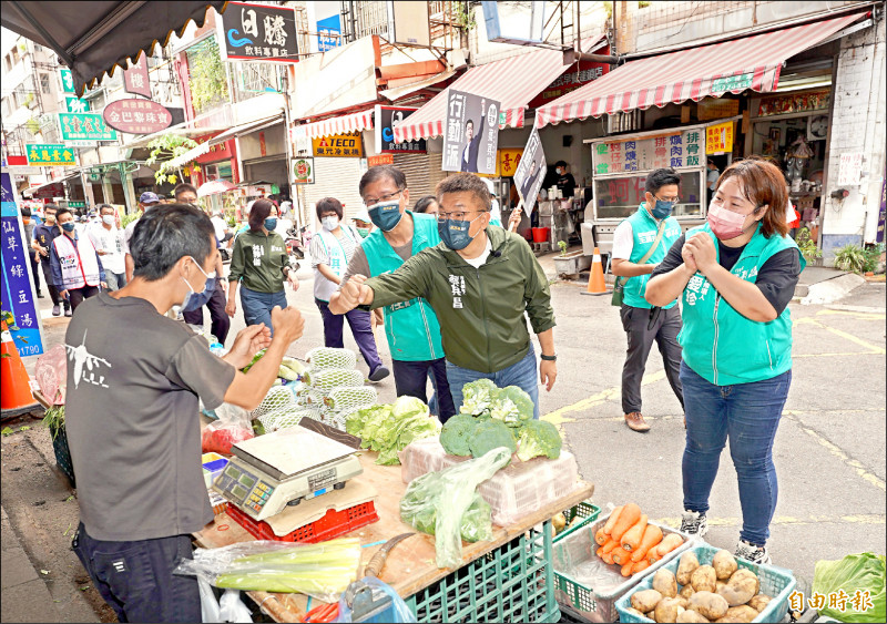 民進黨台中市長參選人蔡其昌昨到沙鹿菜市場掃街拜票。（記者歐素美攝）