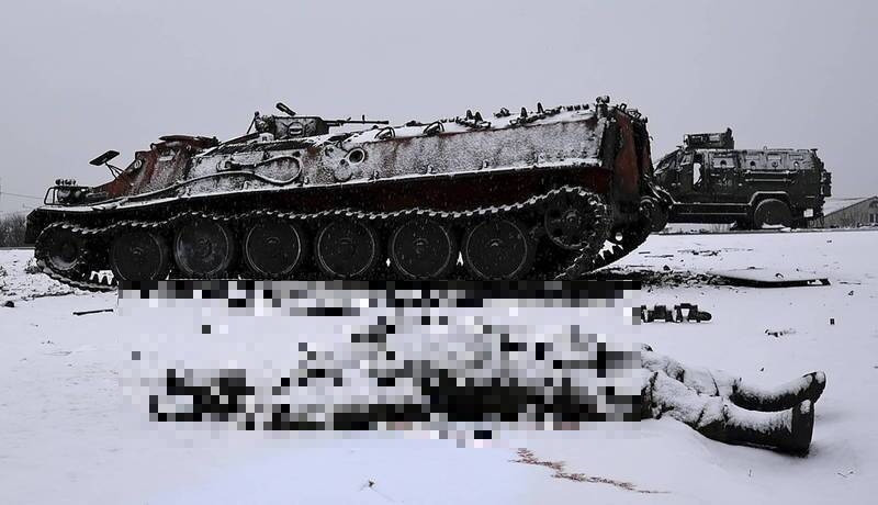 入侵乌克兰的士兵，其遗体躺在被烧毁的俄罗斯装甲运兵车旁边。（欧新社）(photo:LTN)