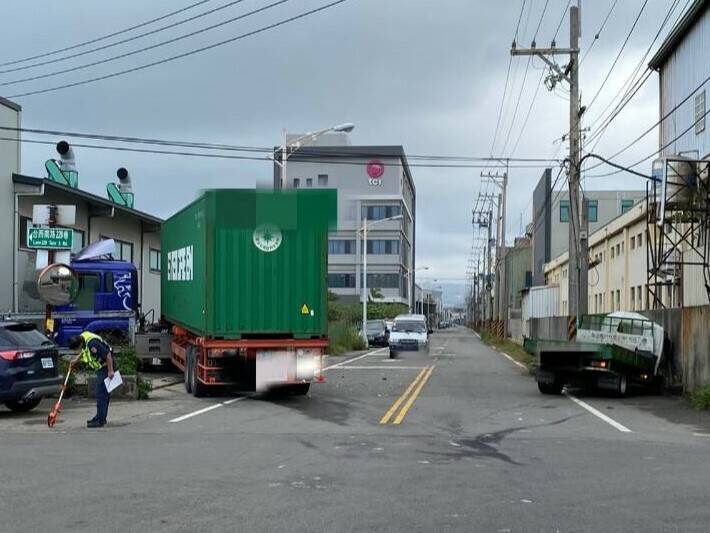 台中市龍井區台西南路與海尾路278巷交叉路口處發生死亡車禍，拖板車撞毀路邊圍牆，差點衝進廠房，小貨車車頭也撞上另一側圍牆，前輪卡進水溝。（記者林旻臻翻攝）