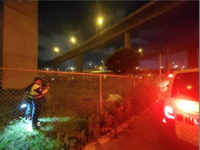 男騎士從74號道路墜落死亡,消防及警方趕到現場處理。(記者歐素美翻攝) 男騎士從74號道路墜落死亡,消防及警方趕到現場處理。(記者歐素美翻攝)