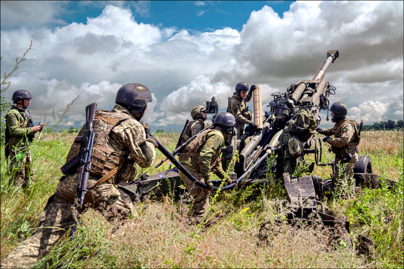 乌军近日反攻哈尔科夫地区战果丰硕，包括美制M777榴弹砲在内的各式西方武器，被认为是一大功臣。（美联社档案照）(photo:LTN)