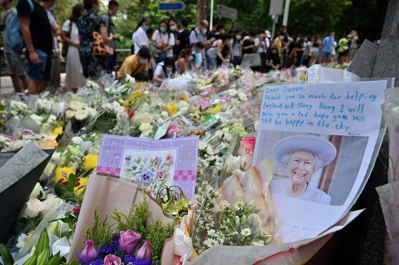英国驻香港总领事馆12日起设弔唁册供公众悼念女王伊莉莎白二世，12日馆外也有大批香港市民献花。（法新社）(photo:LTN)