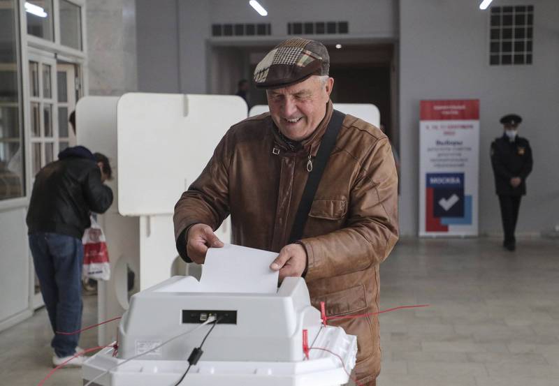 俄罗斯于9日至11日举行入侵乌克兰之后的首次地方选举，今天公布的初步开票结果显示，亲克里姆林宫候选人在选举中大获全胜，这项结果也引来「选举舞弊」的指控。图为莫斯科一处投票所。（欧新社）(photo:LTN)