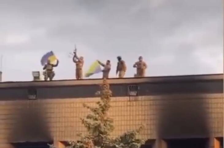 烏克蘭軍隊在烏東城市伊久姆的議會大樓，掛起烏克蘭的國旗，證明該城市已經被收復。（圖擷取自推特）