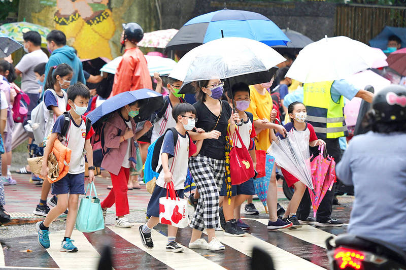 
Students leave an elementary school in Taipei’s Beitou District yesterday.
Photo: CNA