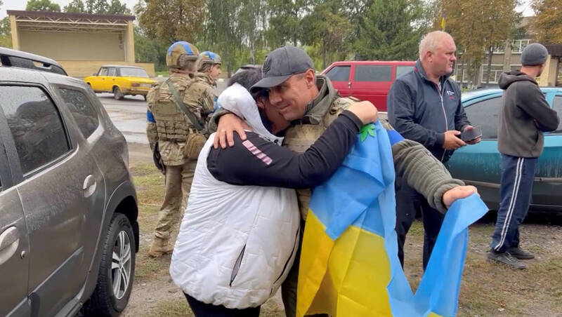 乌克兰民众激动的拥抱前来的乌克兰士兵。（路透）(photo:LTN)