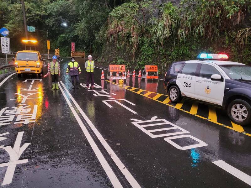 宜蘭警方在台7線英士路段管制人車。（記者江志雄翻攝）
