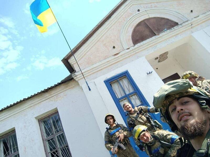 哈尔科夫州地方军事高层表示，俄军已在哈尔科夫州内收复超过40处聚落。图为哈尔科夫州收复村落的乌军士兵。（路透）(photo:LTN)