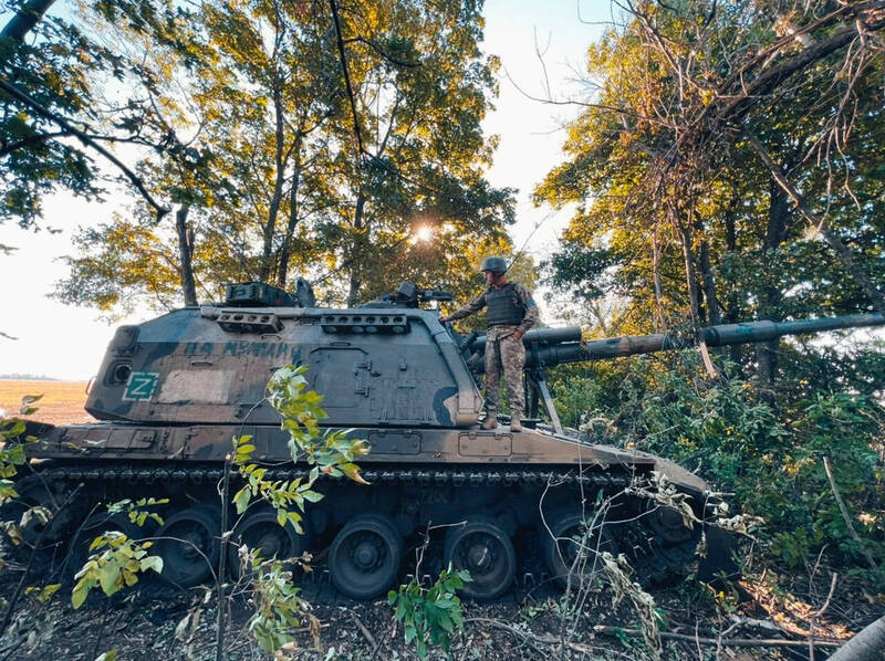 乌克兰近期在哈尔科夫以南成功吹响反攻号角。图为哈尔科夫一名乌国士兵站在俄军遗弃的战车上。（路透）(photo:LTN)