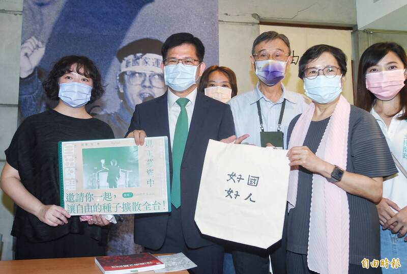 新北市長參選人林佳龍12日拜訪鄭南榕紀念館，並與鄭南榕遺孀葉菊蘭（右）合影。（記者方賓照攝）