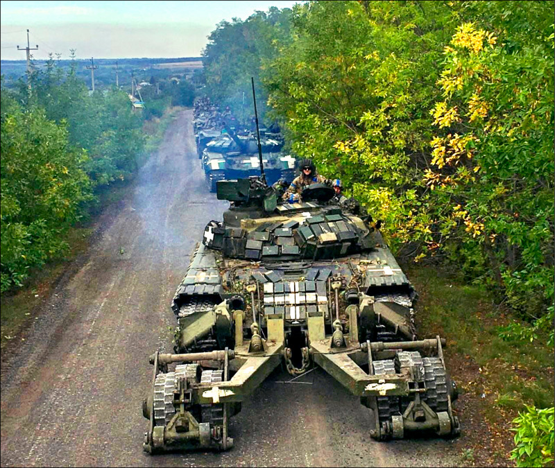 乌克兰坦克部队浩浩荡荡展开反攻行动，时间地点不明。（法新社）(photo:LTN)
