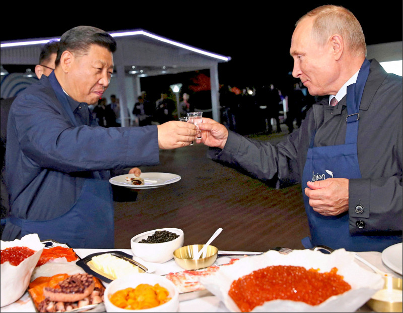 中国国家主席习近平（左）将出访中亚，可能与俄罗斯总统普廷（右）会面。图为两人二○一八年九月在海参崴「东方经济论坛」场边干杯。（路透档案照）(photo:LTN)