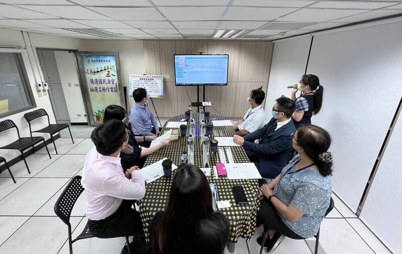 國民法官法明年元旦上路，桃市抽出1萬2000名備選國民法官。（圖由桃市府民政局提供）