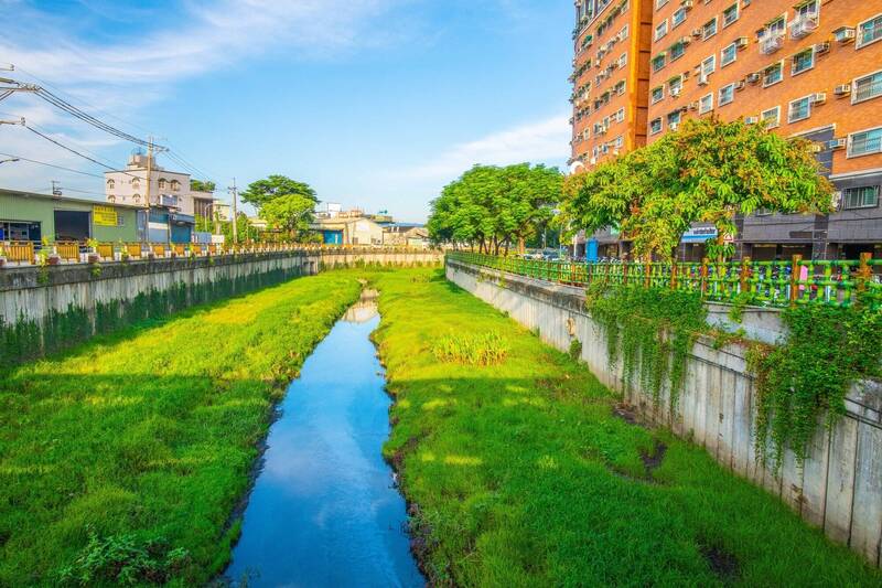 新北市蘆洲鴨母港溝下游整治完成，成為民眾休憩去處。（水利局提供）