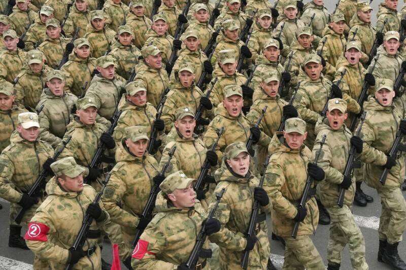 俄军在乌克兰折损严重，征兵难上加难。图为5月间圣彼得堡的胜利日大阅兵预演。（美联社）(photo:LTN)