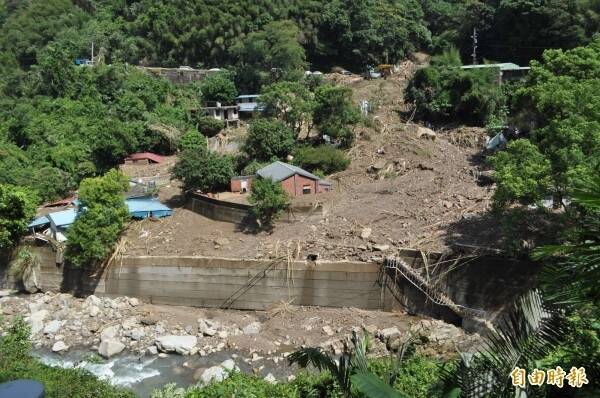 豪大雨常會造成山區的土石流崩塌,大規模土石流崩塌後,因受到地層移動影響,常常發生土地界址偏與地籍圖經界線偏移的情況。(資料照) 豪大雨常會造成山區的土石流崩塌,大規模土石流崩塌後,因受到地層移動影響,常常發生土地界址偏與地籍圖經界線偏移的情況。(資料照)