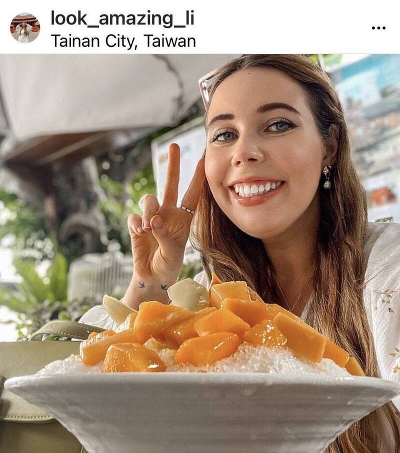 匈牙利籍網紅Li Taiwan品嚐台南芒果冰。（照片來源：IG look amazing li）