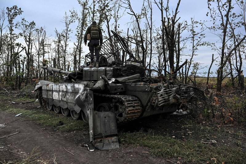 美国国防官员表示，许多从哈尔科夫撤退的俄军士兵已越境返回俄罗斯。图为俄军战车。（法新社）(photo:LTN)