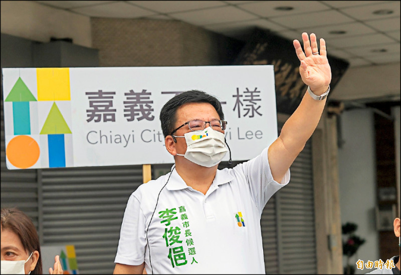 民進黨嘉義市長參選人李俊俋說，限制性道路情形已超過二十年，是該重新思考轉變的時候了。（記者丁偉杰攝）