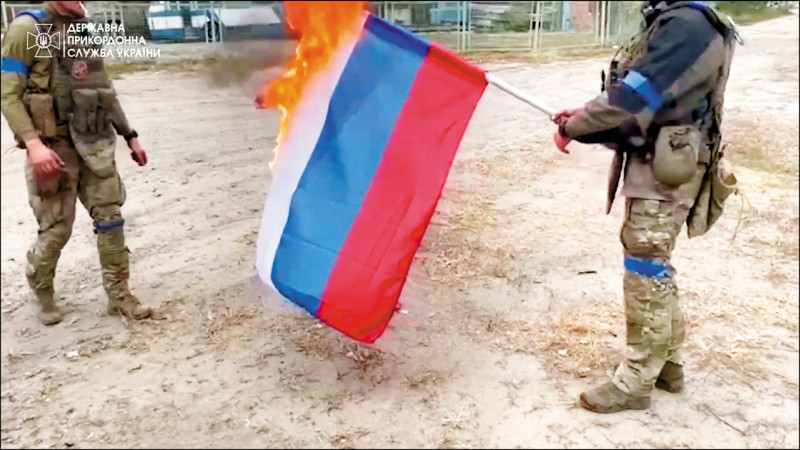 乌军控制沃夫尚斯克（Vovchansk）后，公开焚烧俄国国旗。（路透）(photo:LTN)