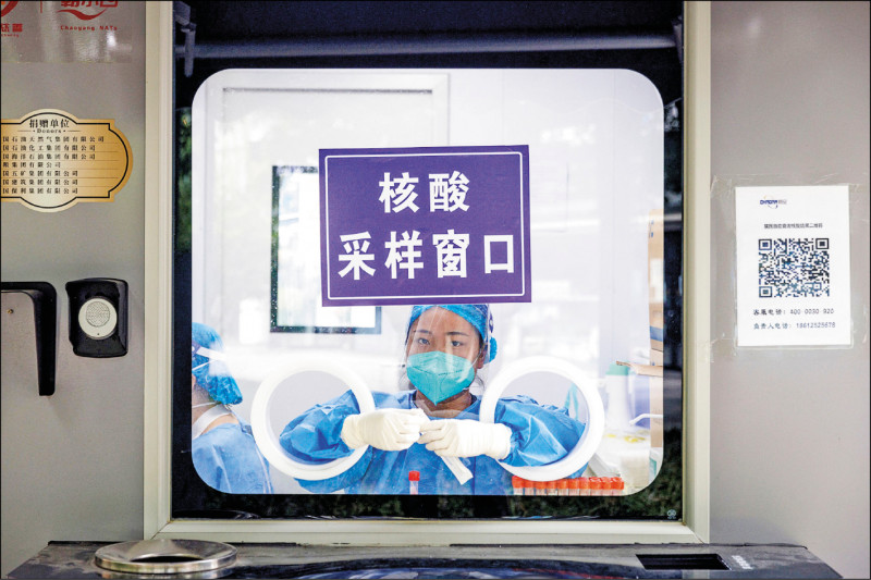 北京三所大学群聚感染已累计九十六例，图为北京一个核酸筛检站。（路透）(photo:LTN)