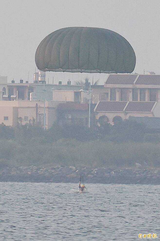 陸軍特戰部隊海上跳傘訓練入水。（記者蔡宗憲攝）