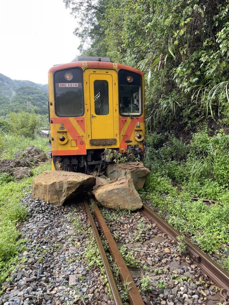 台鐵平溪線昨日二度發生列車撞擊落石事故，今上午完成搶修、無人機邊坡巡檢 平溪線下午1點10分恢復通車。（資料照，台鐵局提供）