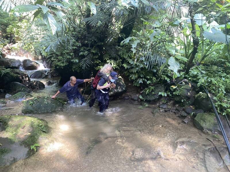 苗栗縣南庄鄉蓬萊村80歲黃姓老翁，今天上午7點多，到耕作林園巡視，結果不慎跌落溪流，所幸溪水淺，老翁僅臉部及身體擦挫傷，經警、消人員協助送醫後，無大礙。（圖由警方提供）