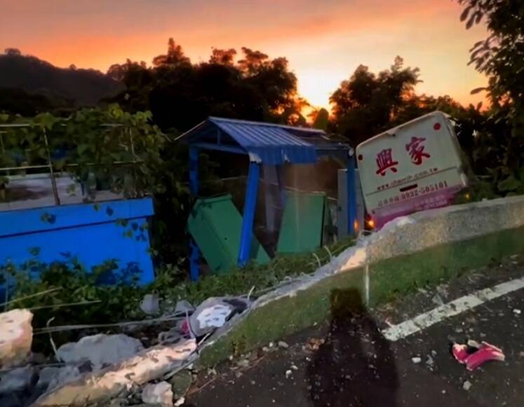 中型巴士衝出路面、滑至邊坡，造成車禍事故。（民眾提供）