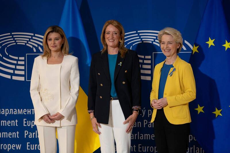 欧州連合(EU)のフォン・ドレーン会長(右から1人)は、ウクライナの旗を黄色と青に着け、ウクライナ人の祖国防衛に敬意を表した。 彼女は14日に欧州議会で年次演説を行う前に、ウクライナのファーストレディー、オレナ(左から1人目)と欧州議会議長のメトソラ(中央)と写真を撮りました。 ブルームバーグの