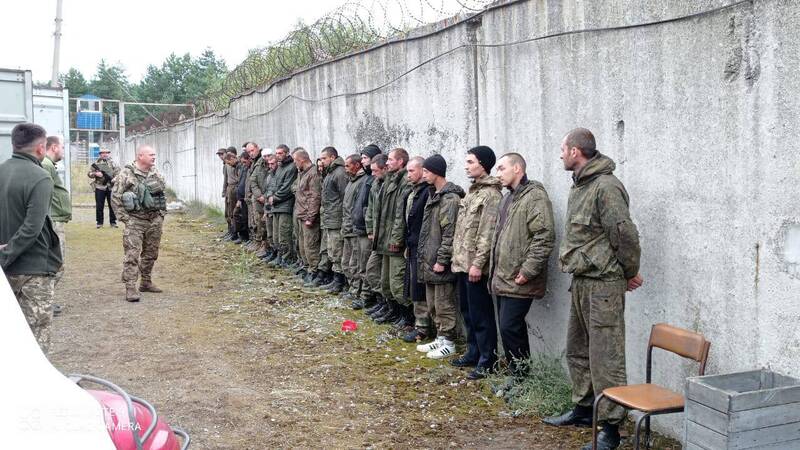 捕らえられたロシア兵はウクライナの避難所にいた。 (写真はツイッターから)