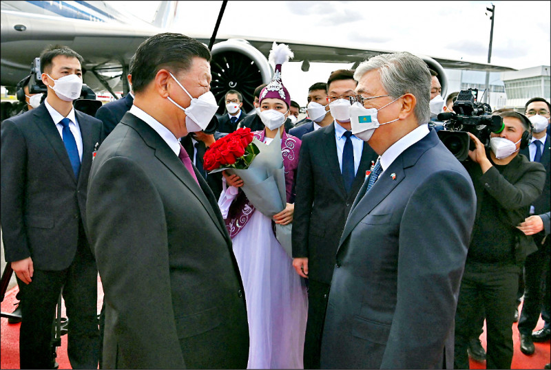 中国国家主席习近平十四日飞抵首站哈萨克首都努尔苏丹，下机时一度脚滑了一下，哈国总统托卡叶夫亲赴机场接机。（路透）(photo:LTN)