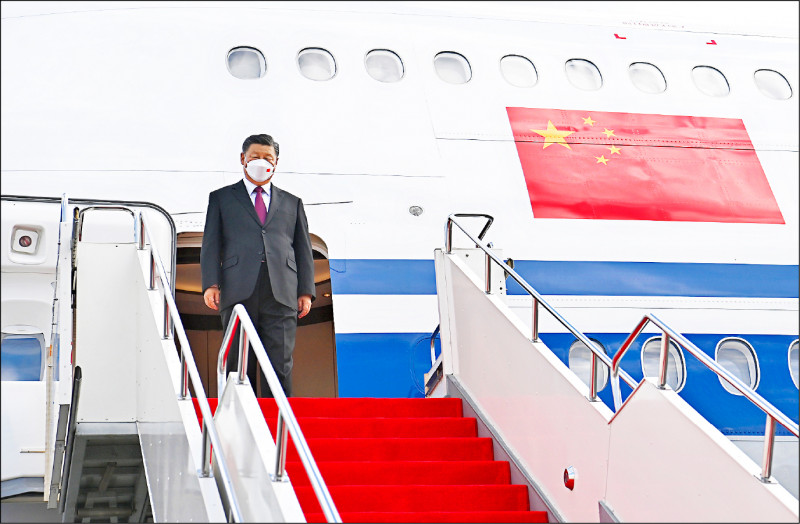 中国国家主席习近平十四日飞抵首站哈萨克首都努尔苏丹，下机时一度脚滑了一下。（欧新社）(photo:LTN)