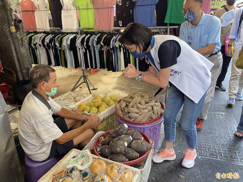 柯志恩今天上午前往三民市場向攤商及買菜的市民拜票。（記者許麗娟攝）