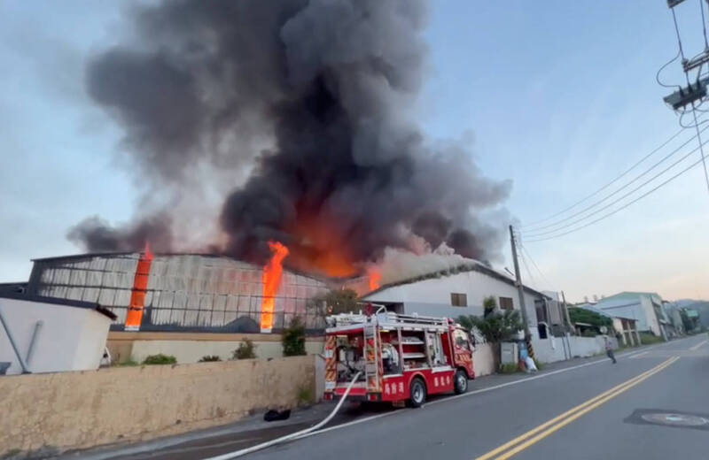 彰化縣員林市員草路一家包裝工廠火警，現場堆放大量易燃物，火勢一發不可收拾。（民眾提供）