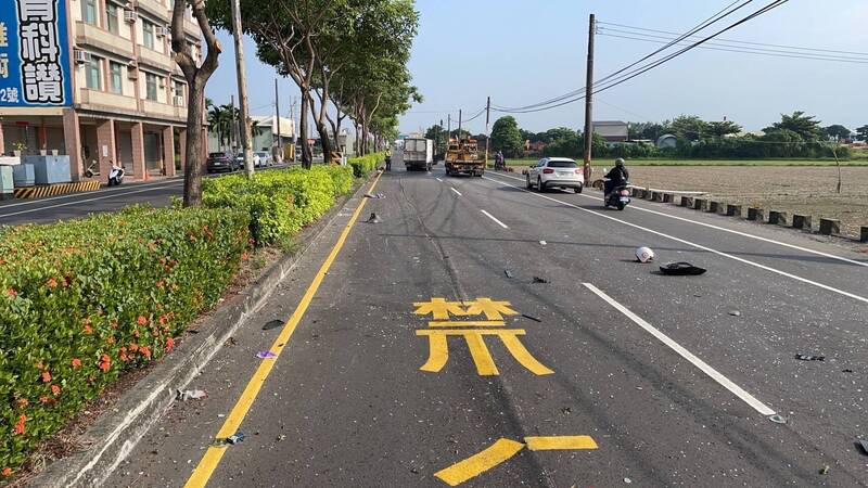 車禍現場車輛零件散落滿地。（屏東警方提供）