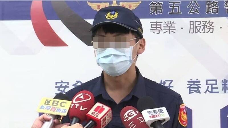 鄭姓警官曾在媒體前講解車禍案件。（記者徐聖倫翻攝）