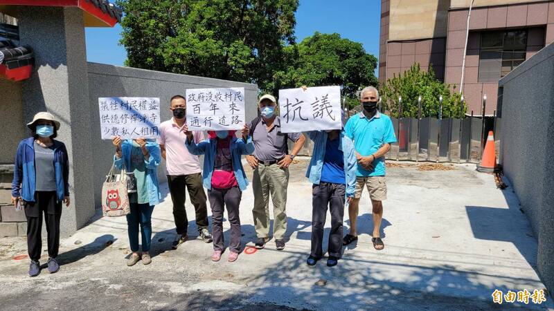 禪寺租地封路，居民舉牌抗議。（記者陳彥廷攝）