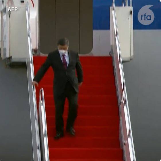 中国国家主席习近平14日搭机抵达哈萨克，展开暌违2年8个月的出访行程，他在下机时一度脚滑了一下，吓得他赶紧用手抓住栏杆，才没有当场跌倒。（图撷自推特）(photo:LTN)