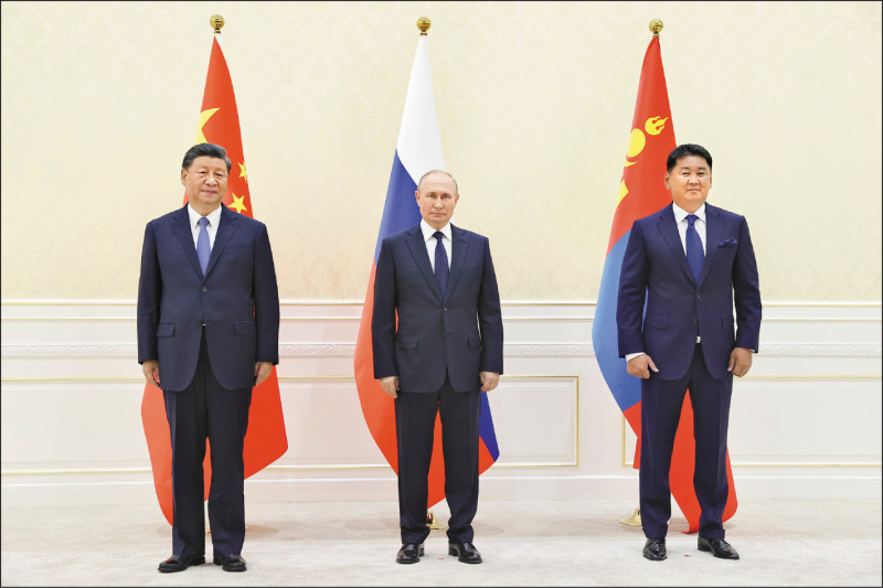 中国国家主席习近平（左起）、俄罗斯总统普廷和蒙古总统唿日勒苏赫十五日在乌兹别克出席上海合作组织高峰会举行三边会谈时合影。（美联社）(photo:LTN)