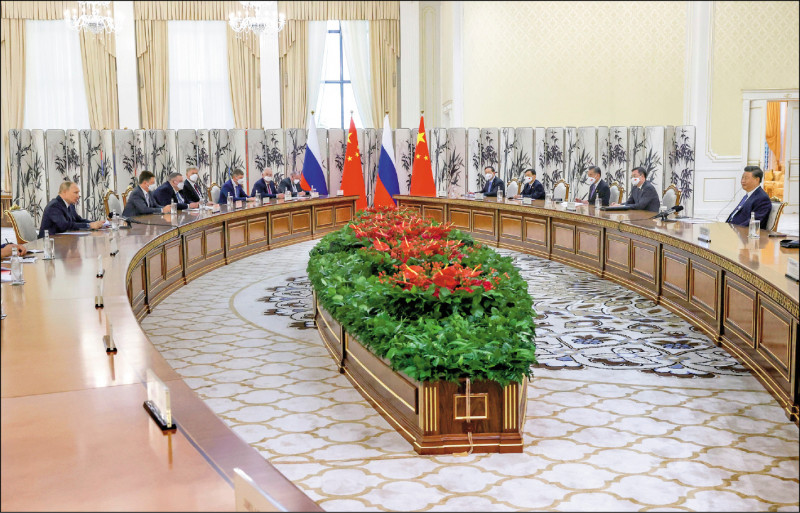 十五日在乌兹别克出席上海合作组织高峰会的俄罗斯总统普廷与中国国家主席习近平，各自率领两国官员在会外举行双边会谈。（美联社）(photo:LTN)