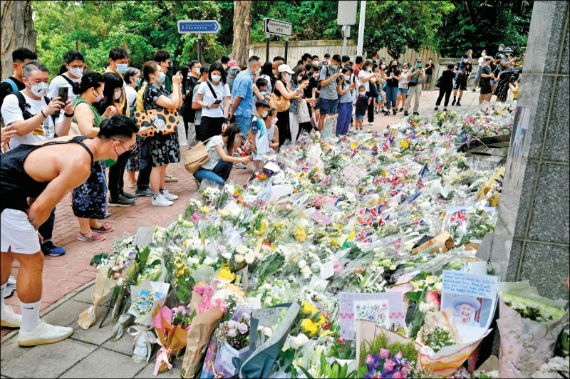 英国伊莉莎白女王二世辞世，大批香港民众涌至英国驻香港领事馆前悼念。（法新社）(photo:LTN)