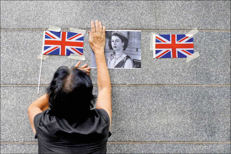 港人主动前往英国领事馆悼念女王。（路透）(photo:LTN)