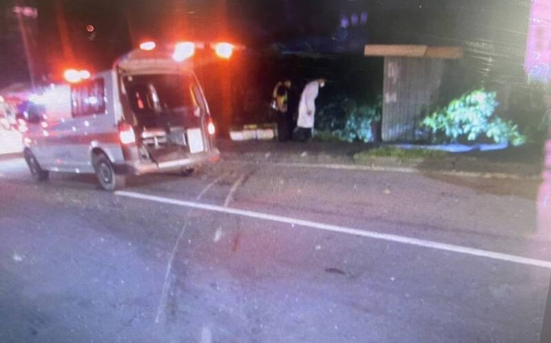 男子人車掉進排水溝，救護人員搶救。（民眾提供）