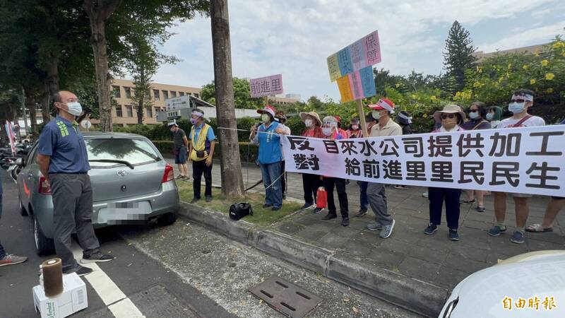 屏東市前進里民赴台水公司抗議，屏東區管理處副處長李偉立（左一）出面說明。（記者羅欣貞攝）