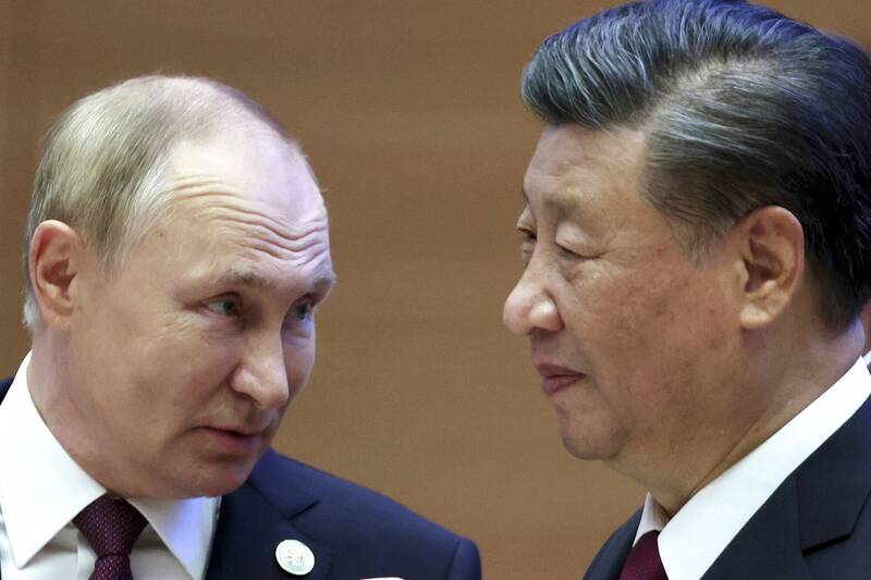 俄罗斯总统普廷（左）与中国国家主席习近平（右）16日出席上海合作组织高峰会。（美联社）(photo:LTN)